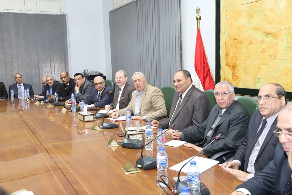 وزير الزراعة يتابع مع قيادات الوزارة تقارير الموجة الجوية المنتهية
